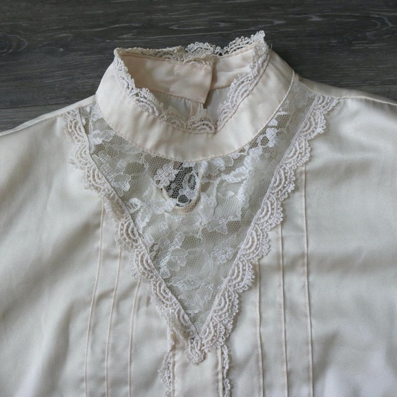 Beautiful cream victorian style blouse - Picture 2 of 8